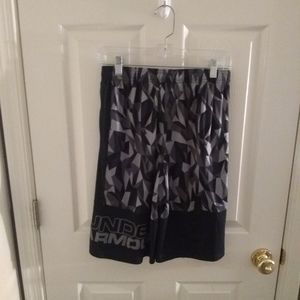 Boys under armour basketball shorts sz large black